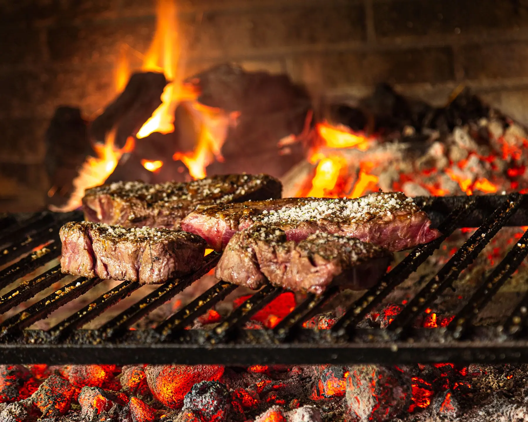 Carne na brasa da churrasqueira