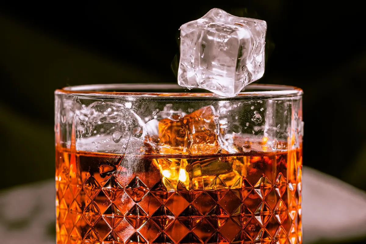 Copo de whisky com gelo